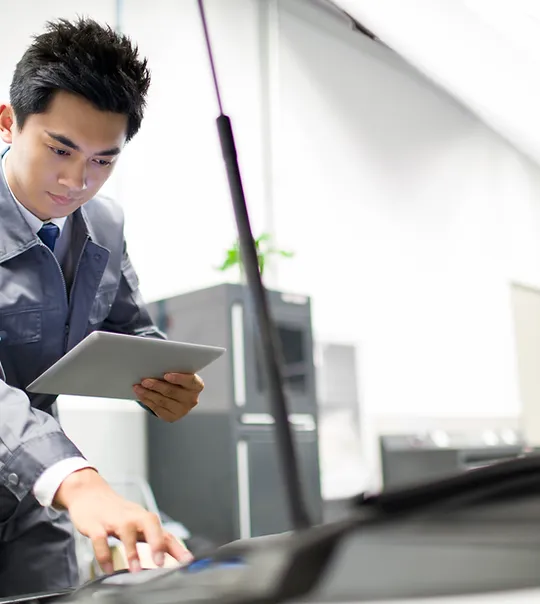 Jonge automonteur die voertuig controleert bij Imex Cars – kwaliteit service in België