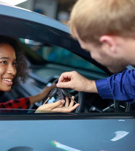 Monteur overhandigt autosleutels aan klant bij Imex Cars – betrouwbare autoverkoop België