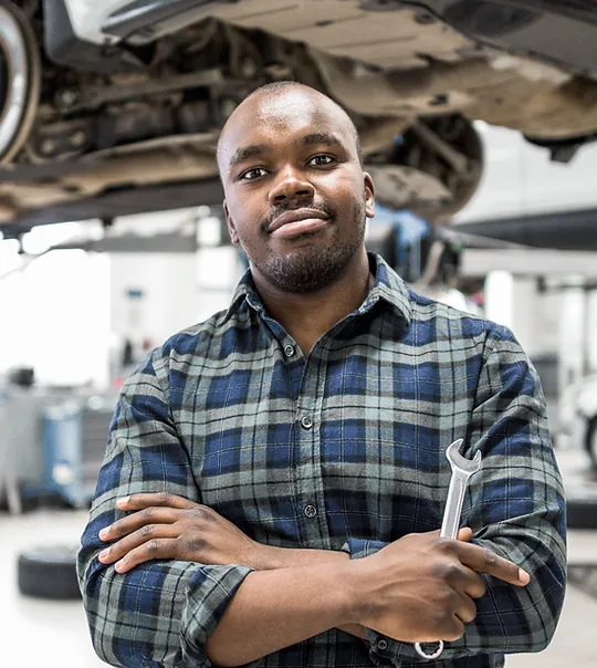 Autotechnicus die in garage werkt bij Imex Cars – professionele voertuiginspectie België