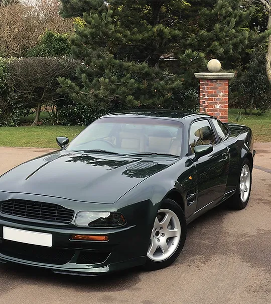 Glinsterende zwarte auto buiten foto bij Imex Cars – kwaliteit tweedehands auto’s België