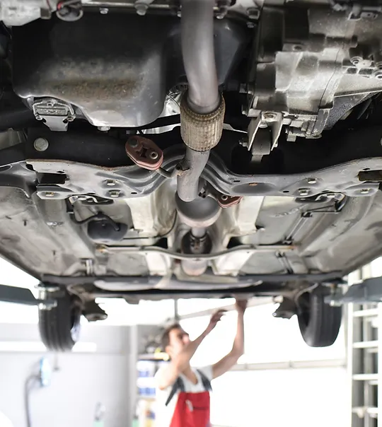 Autotechnicus die in garage werkt bij Imex Cars – professionele voertuiginspectie België