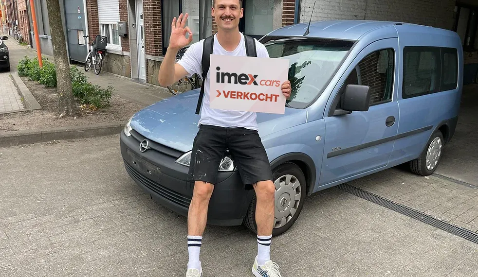 Blije verkoper met Imex Cars ‘VERKOCHT’ bord – verkoop je auto snel in België