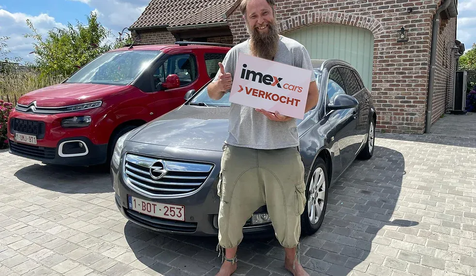 Klant met Imex Cars ‘VERKOCHT’ bord naast verkochte auto – verkoop je auto in België